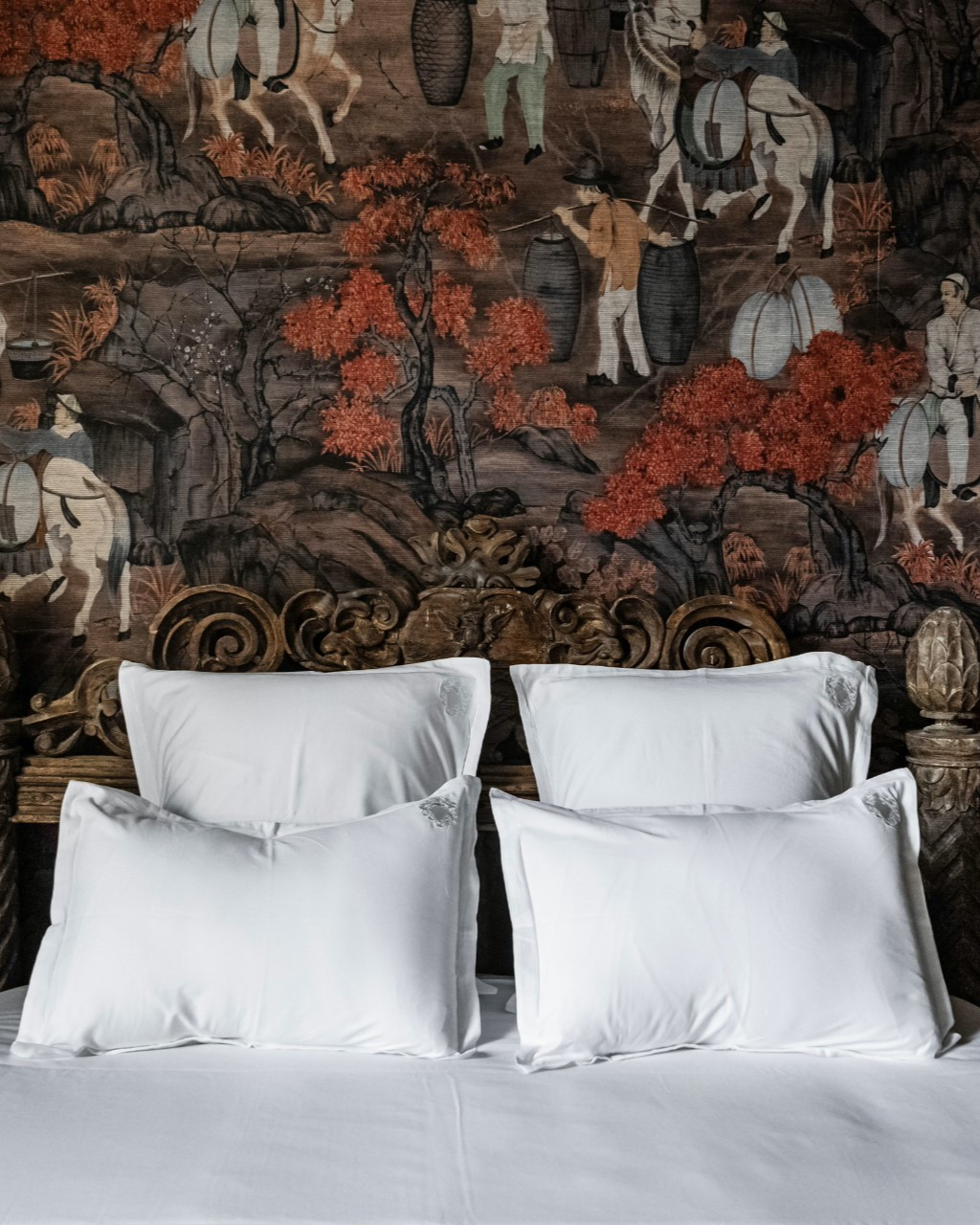 Habitación elegante con tonos negros y rojos Maison Maubreuil